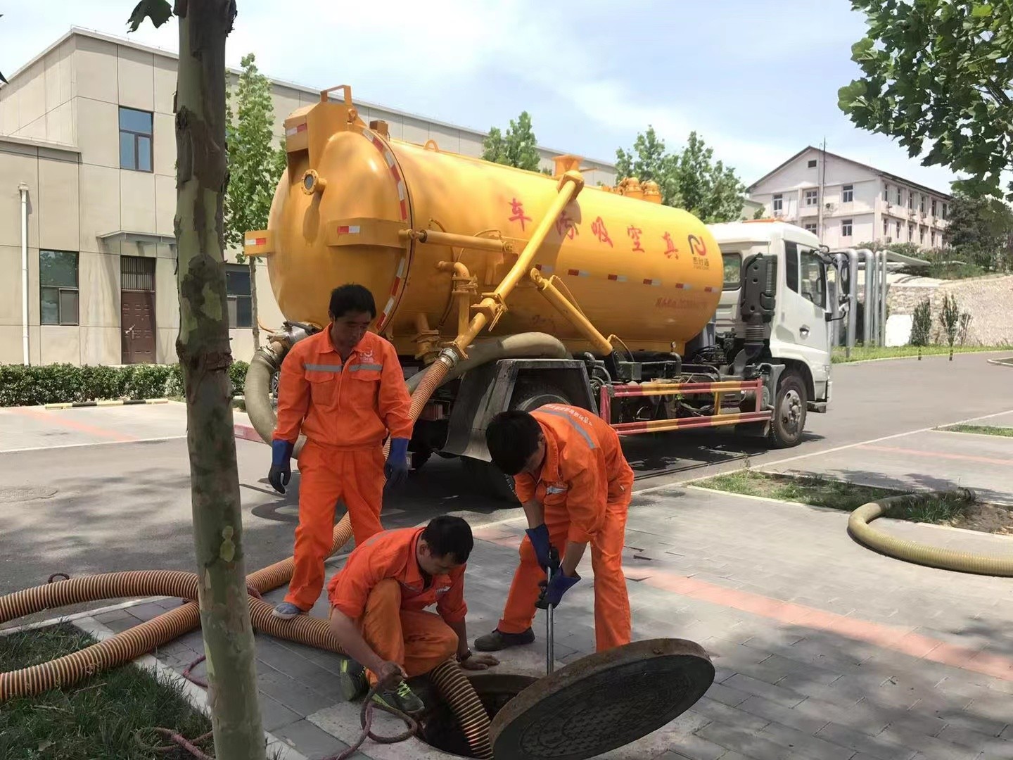 德惠管道疏通车停在窨井附近