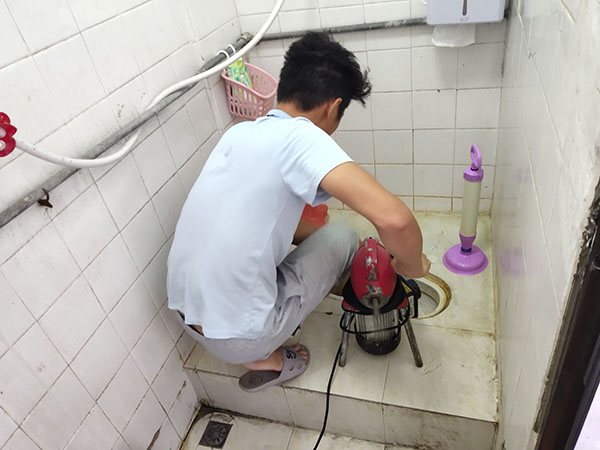 德惠管道堵塞冒臭气 专业师傅现场解决问题