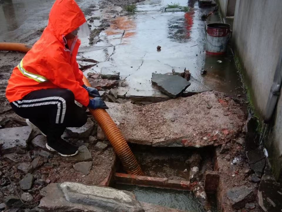 德惠专业清理污水池 炜誉市政以规范流程守护城市 “肠道”