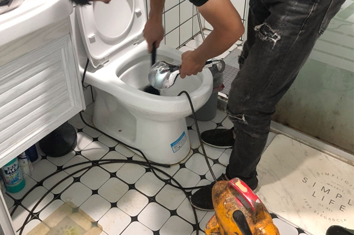 德惠马桶堵塞自己疏通还是找师傅?专业上门服务让你省时更省心